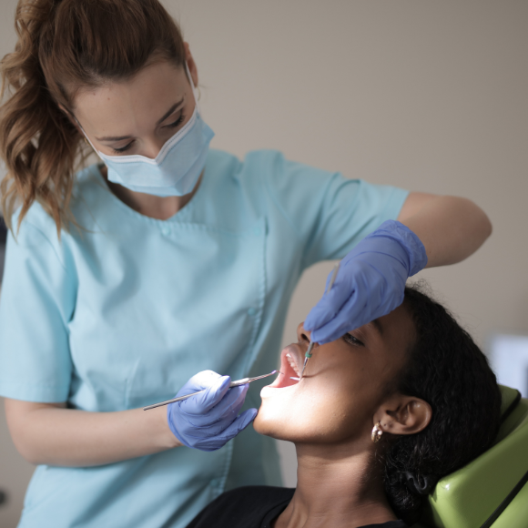 Os perigos de não tratar o tártaro nos dentes 