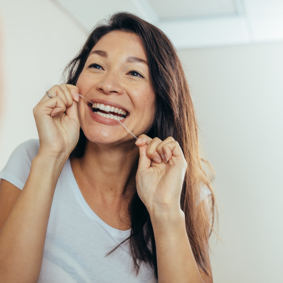 Fio dental antes ou depois de escovar os dentes? 